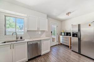 Η κουζίνα ή μικρή κουζίνα στο Updated Main Floor Apartment- 2 Bedrooms Plus Office