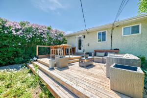 Κήπος έξω από το Updated Main Floor Apartment- 2 Bedrooms Plus Office