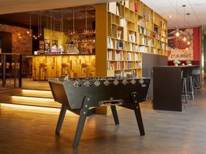 アラスにあるメルキュール アラス サントル ガールの図書館中卓球台