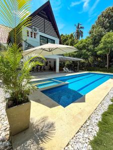 a swimming pool in front of a house at Cabaña en santafe de Antioquia in Santa Fe de Antioquia