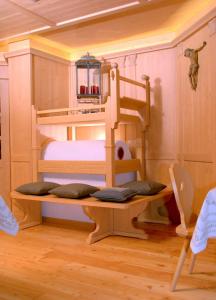 ein Spielzeugschlafzimmer mit einem Etagenbett und einer Leiter in der Unterkunft Relais Fior di Bosco in Folgaria