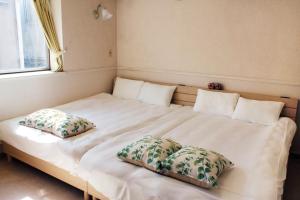 Postel nebo postele na pokoji v ubytování SAKURASAKUHotel 大人数 familyStayOK nearUSJ,Namba&Osaka