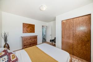 Ένα ή περισσότερα κρεβάτια σε δωμάτιο στο Updated Main Floor Apartment- 2 Bedrooms Plus Office