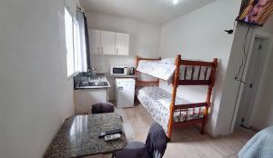 Dapur atau dapur kecil di KITNET S1 em TORRES-RS - Na mais bela praia Gaúcha - Cozinha - Banheiro - Ar condicionado - TV e Wi-Fi - Estacionamento - Anfitriã Superhost no BnB