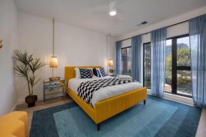 Un dormitorio con una cama y una ventana grande. en Hyve - Artpop - Walk to Broadway, en Nashville 111 fotos más