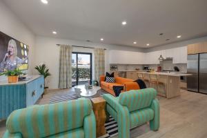 cocina y sala de estar con sofá y sillas en Hyve - Artpop - Walk to Broadway, en Nashville