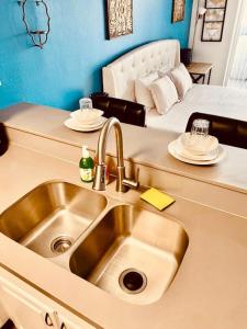 a kitchen with a sink and a bed at Hollywood Studio with Pool, Parking and Gym in Los Angeles