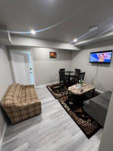 un soggiorno con un divano e un tavolo di Winnipeg Bright Home a Winnipeg