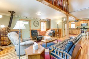 una sala de estar con un sofá y una mesa en 8 Private Acres Little Mahoning Creek Cabin!, en Northern Cambria 17 fotos más