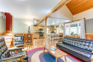 Una sala de estar con un sofá de cuero y una mesa. en 8 Private Acres Little Mahoning Creek Cabin!, en Northern Cambria