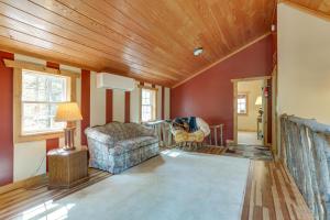 una sala de estar con paredes rojas y techo de madera. en 8 Private Acres Little Mahoning Creek Cabin!, en Northern Cambria