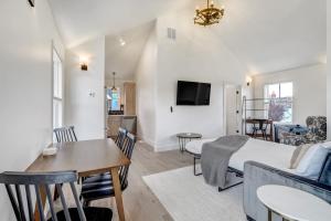 TV a/nebo společenská místnost v ubytování Whitewater Peak - Cozy Retreat with Scenic Views