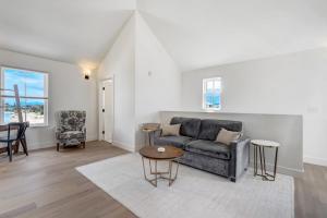 Posezení v ubytování Whitewater Peak - Cozy Retreat with Scenic Views