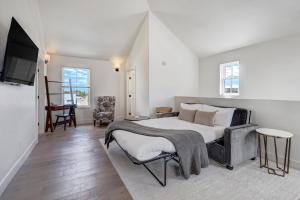 Postel nebo postele na pokoji v ubytování Whitewater Peak - Cozy Retreat with Scenic Views