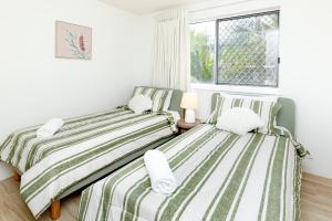 Ένα ή περισσότερα κρεβάτια σε δωμάτιο στο Sol Cove - 2 min walk to beach, parks and dining +34 φωτογραφίες
