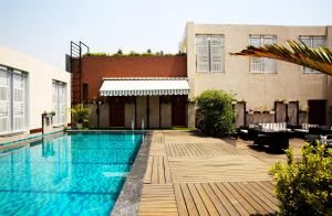 einem Pool vor einem Gebäude in der Unterkunft Golden Tulip Vasundhara in Ghaziabad