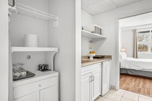 Una cocina o cocineta en Stylish 1BR Haven in CanmoreDT near Banff Sleeps 4
