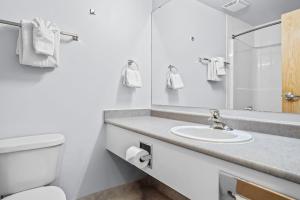 Un baño de Stylish 1BR Haven in CanmoreDT near Banff Sleeps 4