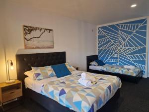 Katil atau katil-katil dalam bilik di Palm Tree Apartments & backpackers +29 gambar
