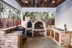 eine Außenküche mit Steinofen und Grill in der Unterkunft Luxury Spanish Style Getaway in Houston