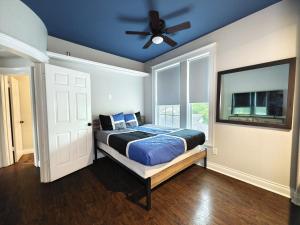 ein Schlafzimmer mit Bett und Deckenventilator in der Unterkunft Luxury Spanish Style Getaway in Houston