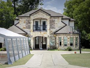ein Haus mit einem Zaun davor in der Unterkunft Luxury Spanish Style Getaway in Houston