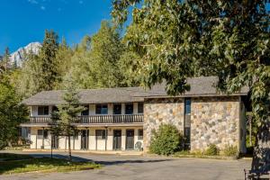 an office building with a stone building at Gateway Suites Charming Stay perfect for 4 Guests in Canmore