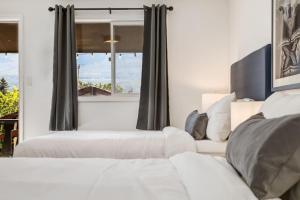 a bedroom with two beds and a couch at Gateway Suites Perfect Escape to explore Banff in Canmore