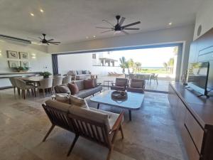 a living room with a couch and chairs and a table at Villa de lujo frente al mar de Progreso in Progreso