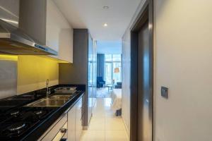 Kuchyň nebo kuchyňský kout v ubytování Canal View Homes