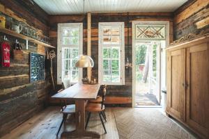 comedor con mesa de madera y ventanas en Stay North - Honkala, en Ruissalo