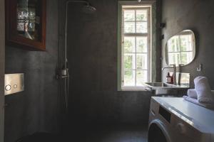 un baño con lavabo y espejo en Stay North - Honkala, en Ruissalo 36 fotos más