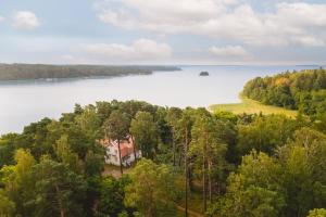 Una vista aérea de una casa en una isla en un lago. en Stay North - Honkala, en Ruissalo