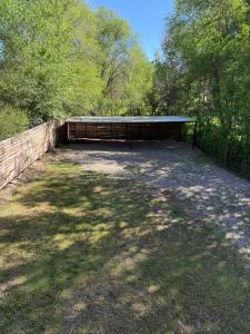 ein großer Hof mit einem Gebäude mit Bäumen im Hintergrund in der Unterkunft Habitare Departamentos in Los Reartes