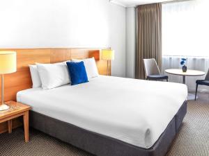 Ένα ή περισσότερα κρεβάτια σε δωμάτιο στο Novotel Perth Langley