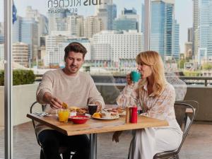 Tetamu yang menginap di ibis Sydney Darling Harbour