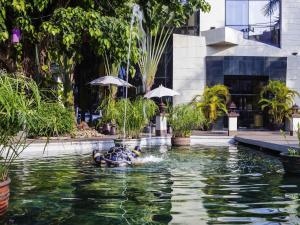 a fountain in the middle of a pool of water at Mercure Chiang Mai in Chiang Mai +68 photos