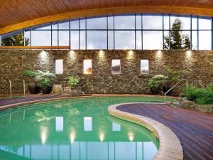 Бассейн в Novotel Rotorua Lakeside или поблизости