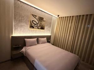 1 dormitorio con 1 cama con una gran sábana blanca en Sweet Stay, en Casablanca
