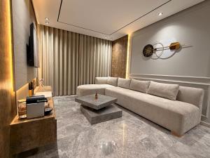 una sala de estar con un sofá y una mesa en Sweet Stay, en Casablanca