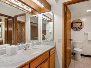 Et badeværelse på Polo Beach Club 206