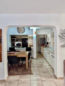 プレトリアにあるHome in Pretoria near Menlyn Maineのテーブルと椅子のあるキッチンとダイニングルーム +21枚の写真
