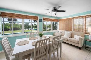 Χώρος καθιστικού στο Waterfront 3BR – Pool, Dock, Kayaks & Beach