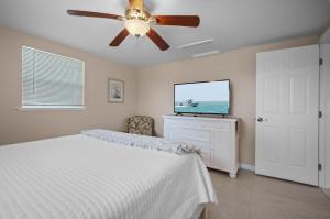 Ένα ή περισσότερα κρεβάτια σε δωμάτιο στο Waterfront 3BR – Pool, Dock, Kayaks & Beach +34 φωτογραφίες