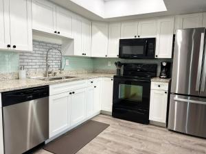 Η κουζίνα ή μικρή κουζίνα στο Relaxed Coastal Retreat - Pet & Boat Friendly