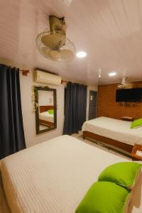 Кровать или кровати в номере Hostal Leyendas