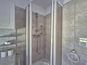 een badkamer met een douche met een glazen deur bij Spacious Family Home Near the Sea in Denneville +25 foto's