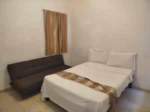 a bed and a couch in a room at Hotel Azulhito in Tampico