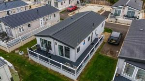 eine Luftaufnahme eines Hauses mit einem grauen Dach in der Unterkunft Stunning Lodge At Seaview Holiday Park In Kent Ref 47012Pb in Whitstable