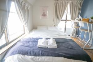 une chambre avec un lit avec deux serviettes dessus dans l'établissement リトリートコートpaypayドーム, à Fukuoka